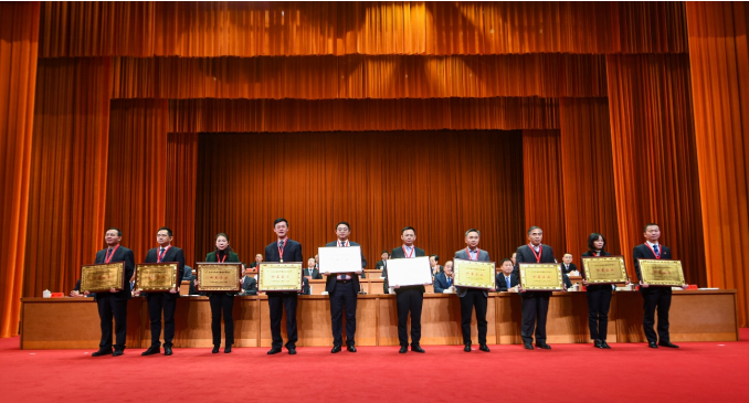 9U平台蝉联殊荣